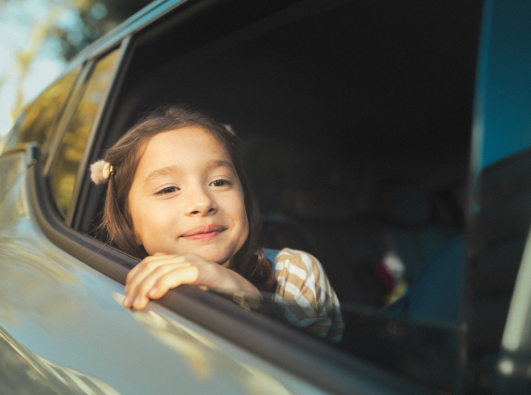 Pessoa segurando celular e sorrindo